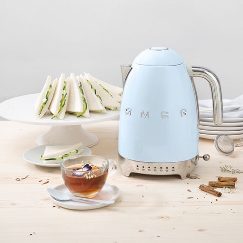 smeg-bouilloire-17-l-bleu-azur-annees-50-klf04pbeu-1053968-4